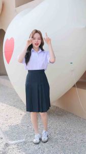 เคลื่อนที่ กระโปรงนักเรียน กระโปรงทรงแคบ มัธยมต้น-ปลาย ผ้ามันดีวาย สีกรมเข้ม สีดำ กระเป๋าลับ ตีเกล็ด 5.5 นิ้ว