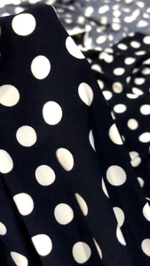 vải thun rayon chấm bi 10 ly trắng nền xanh đen  _( khổ 1m6) dày vừa mềm rũ may đầm váy áo vv
