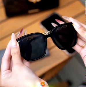 แว่นกันแดดแฟชั่นผู้หญิง-ผู้ชาย รุ่น Chain Luxe แว่นกันแดดคลาสสิค​ UV400 กันรังสี UV ดีไซน์หรู ขาแว่นโซ่ สไตล์เกาหลี เลือกซื้อซองแว่นราคาถูก