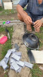 ALAT PEMBERSIH WAJAN ATAU PANCI GOSONG DAN BERKERAK