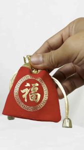 ถุงกํามะหยี่ขอบทอง สกีนตัวอักษรจีน คําว่าฝู ใช้ใส่เครื่องประดับ ของขวัญ ของรับไหว้