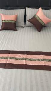 ชุดปลอกหมอนอิงผ้าคาดเตียง ลายคาดช้างเล็ก(ปลอกหมอนอิง 2 ใบ ผ้าคาดเตียง 1 ผืน ไม่รวมไส้หมอนอิง) *กรุณากดอ่านรายละเอียดสินค้าก่อนกดสั่งชื้อ