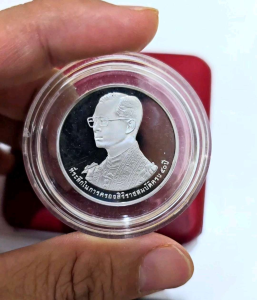 เหรียญที่ระลึกพระบาทสมเด็จพระเจ้าอยู่หัว รัชกาลที่ 9 เนื้อเงินขัดเงา เขาชีจรรย์ พ.ศ. 2538 เหรียญพระพุทธมหาวชิรอุตตโมภาสศาสดา เนื้อเงินขัดเงา ขนาด 3 เซนติเมตร น้ำหนัก 15 กรัม ผลิตโดยกรมธนารักษ์ในปี พ.ศ. 2538 เพื่อเฉลิมพระเกียรติในหลวงรัชกาลที่ 9 ครองราชย