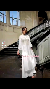 Áo dài gấm dáng xưa tay loe