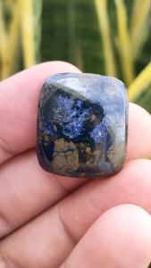 💙 หิน อซูไรต์ เจียรทรงเหลี่ยม หลังเบี้ย สีสดสวยมาก หินขนิดนี้ไม่ค่อยมีใครนำมาเจียรสักเท่าไร เหมาะกับการสะสม หรือสามารถนำมาทำเครื่องประดับได้ ขนาดพอเหมาะ  🌿