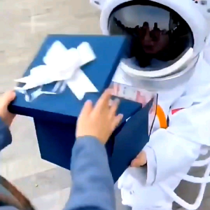 Hộp Quà tứ giác Bung Lụa tạo bất ngờ. (Gồm dây Ruy Băng).