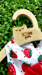 ไม้แขวนเสื้อสัตว์เลี้ยง พร้อมเลเซอร์ชื่อน้องแสนรัก ไม้แขวนเสื้อแมว ไม้แขวนเสื้อสุนัข  ผลิตในไทยทำจากไม้ยางพาราหนา 10 มม.