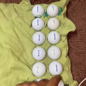 ลูกกอล์ฟมือ2Bridgestoneรุ่น extra soft สภาพดีชุด12ลูก(ถ่ายจากสินค้าจริง)