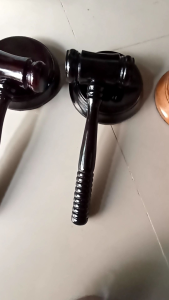 Palu Hakim Kayu: Alat Pengadilan yang Wajib Diketahui