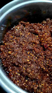 น้ำพริกหมูสับมะขาม น้ำพริกยายฝ้าย รสมือยายแท้ๆ ครบรสแบบโบราณ รสมือบ้านๆที่อร่อยแบบคุ้นเคย ขนาด 100 กรัม