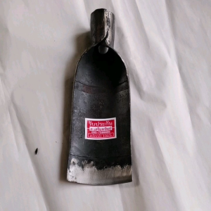 เสียมจัมโบ้แหนบใหญ่ 4 นิ้ว สามารถสริมทรัพย์ได้ ขนาดหน้ากว้างขนาดหน้า 4x12 มาก ขนาดหน้าความลง 4x12 มาก ผลิตจากเหล็กแหนบแท้ผ่านการชุบแข็งคมพิเศษใช้ขุดดิน สับขยายหน่อไผ่ หน่อกล้วยได้ดีมาก