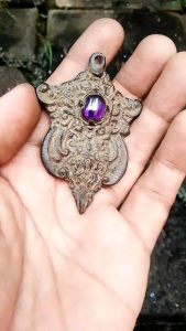 Liontin perunggu kuno jatayu batu ungu