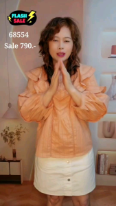 68554 เสื้อ A La Carte ผ้าคอตตอนแขน 5 ส่วนเนื้อนุ่มใส่สบาย แต่งแทรกทริมคอตตอนแนววี กลางอกพร้อมเส้นตัดต่อด้านซ้ายขวา แขนตัดต่อระบาย