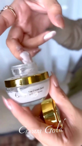 BATRISYIA GOLD DAY & NIGHT CREAM Dengan EMAS MURNI 24 KARAT membantu membersihkan merkuri/racun yang mengendap pada lapisan dalam kulit wajah dan dapat melawan tanda-tanda penuaan kulit serta mengencangkan kulit juga membuat kulit tampak glowing.