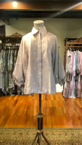 Ratcha Tunik Viscos by Dian Pelangi LIMITED EDITION Blouse Baju Atasan Kemeja Blus Outfit Kerja Kantor Casual Formal Pesta Pernikahan Kondangan Lebaran Wanita Hijaber Cantik Anggun Modis Modern Elegan Mewah Model Korea Terbaru Motif Jumputan Sasirangan