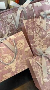 (รหัส49) ถุงกระดาษสีม่วงอ่อน ลายดอกไม้เก๋ๆ แข็งแรง แถมริบบิ้น (1แพ็คมี10ใบ)