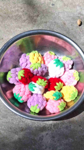 Hoa len móc sẵn trang trí lên áo. có ghim cài áo.size 5cm