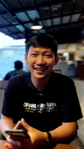 T-Shirt orang kaya aja butuh duit kain katun combet kaos kata kata kaos viral kaos pria distro kaos terbaru