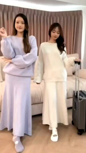 ชุดเซตไหมพรม รหัสBP1ผ้าไหมพรมหนาปานกลาง เสื้อคอปาด ใส่แนวover size กระโปรงทรงเอย้วย ใส่สวย สายเกา มากๆค่ะ ใส่ได้10-20°