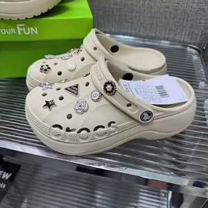 Giày Sục Cross Chữ Đế Cao 5Cm Siêu Hot Tặng 12 Sticker Ngẫu Nhiên) Giày Clog Nữ Cross Baya Platform