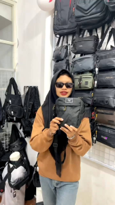 Tas Selempang Pria Slingbag PEGE Monthy bahu Kasual Warna Hitam Model Polos  - PG 8938