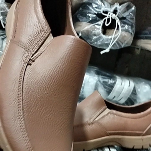 sepatu karet pria 4tt 578 krem paling nyaman dimusin hujan