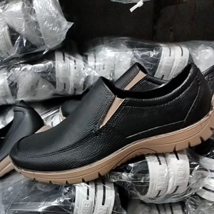 Sepatu Karet Pria 4TT 578 Hitam Sol Tebal Lentur