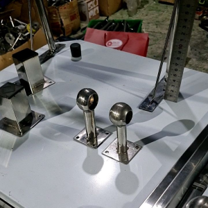 Combo 2 bass đế vuông xỏ ống inox xuyên qua (2 lỗ 2 bên)   dài 9cm  bắt  vô tường hoặc bắt trần
