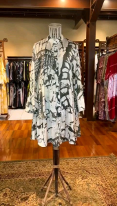 Aura Tunik by Dian Pelangi LIMITED EDITION Blouse Baju Atasan Kemeja Blus Outfit Casual Formal Kerja Kantor Pesta Pernikahan Kondangan Wanita Hijaber Cantik Anggun Modis Modern Elegan Mewah Model Korea Terbaru Motif Batik Asbtrak Kekinian