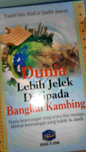 Buku Dunia Lebih Jelek daripada Bangkai Kambing - Pustaka At Taqwa