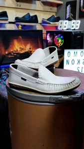 Sepatu Slip On Pria V 6132 Brand Cevany: Warna Hitam & Putih