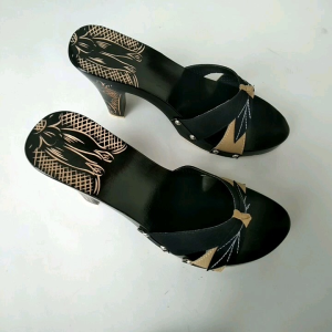 Sandal Kelom Geulis Hak Ukir 9 Cm: Desain Klasik & Eksklusif