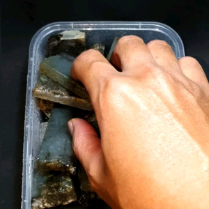 Bongkahan batu Labrador Unik Tembus Lampu