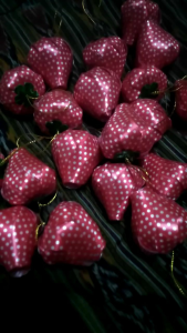 โปรยทานสตอเบอรี่ (พร้อมเหรียญ )ใช้สำหรับงานบุญต่างๆ 1 ชุดมี 20 ลูก