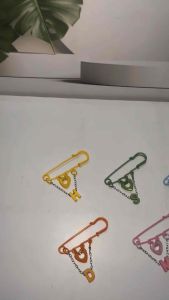 Bros Peniti Custom Inisial Warna Warni Luvabet Huruf Initial Letter Charm Pin Alphabet Love Chain Brooch Pin