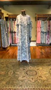 Ineza Dress by Dian Pelangi LIMITED EDITION Busana Muslim Baju Maxi Gamis Abaya Kaftan Gaun Outfit Busui Casual Formal Pesta Kondangan Pernikahan Wanita Hijaber Cantik Anggun Modis Modern Elegan Mewah Model Korea Terbaru Motif Batik Abstrak Kekinian