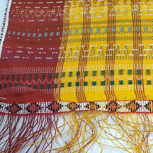 Ulos Sadum tenun Tarutung pakaian adat Batak toba