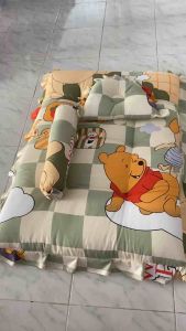 เบาะเด็กอ่อน สนใจสั่งซื้อ ดูลายพร้อมส่งทั้งหมด (#ที่นอนเด็กแรกเกิด แบบบุ๋ม) มี่นอน1ชุด ประกอบด้วย3ชิ้นตามภาพ 1.ที่นอน(หนานุ่ม)21*35นิ้ว หนา2.5 นิ้ว 2.หมอนข้าง 3.หลุม (หัวทุย หัวไม่แบน)