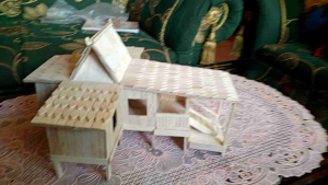 Miniatur Rumah Bubungan Tinggi Kalimantan