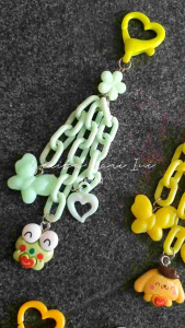 Gantungan Tas Motif Rantai & Keychain Cantik\\n\\n Apa itu Gantungan Tas Motif Rantai?\\n\\n Pengertian Gantungan Tas Motif Rantai\\n\\nGantungan tas motif rantai adalah aksesoris tas yang memiliki desain unik dan menarik berbentuk rantai. Aksesoris ini biasanya terbuat dari bahan seperti logam, karet, atau kain. Gantungan tas motif rantai dapat ditemukan dalam berbagai warna, ukuran, dan desain yang menarik.\\n\\n Fungsi Gantungan Tas Motif Rantai\\n\\nGantungan tas motif rantai memiliki beberapa fungsi, antara lain:\\n\\n- Menambah nilai estetika pada tas\\n- Memudahkan penggunaan tas, seperti menggantungkan tas di pegangan sepeda atau motor\\n- Menyimpan barang-barang kecil seperti kunci\\n\\n Keindahan & Keunikan Gantungan Tas Desain Keren\\n\\n Gantungan Tas Motif Rantai sebagai Aksesoris Tas Unik\\n\\nGantungan tas motif rantai merupakan aksesoris tas yang unik dan menarik. Desain unik ini dapat menambah nilai estetika pada tas dan membuat tas Anda tampak lebih menarik. Selain itu, gantungan tas motif rantai juga dapat digunakan sebagai hiasan atau dekorasi pada tas Anda.\\n\\n Cara Memilih Gantungan Tas Cantik\\n\\nBerikut ini adalah beberapa tips untuk memilih gantungan tas cantik:\\n\\n- Pilih gantungan tas motif rantai yang sesuai dengan gaya dan selera Anda\\n- Pertimbangkan ukuran dan desain gantungan tas motif rantai agar sesuai dengan tas yang akan digunakan\\n- Perhatikan kualitas bahan gantungan tas motif rantai agar awet dan tahan lama\\n\\n Cara Menggunakan & Menyimpan Gantungan Tas Motif Rantai\\n\\n Langkah-langkah Menggunakan Gantungan Tas Motif Rantai\\n\\nBerikut ini adalah langkah-langkah menggunakan gantungan tas motif rantai:\\n\\n1. Pilih gantungan tas motif rantai yang sesuai dengan tas Anda\\n2. Pasang gantungan tas motif rantai pada pegangan tas\\n3. Gunakan gantungan tas motif rantai sesuai kebutuhan\\n\\n Tips Menyimpan Gantungan Tas Motif Rantai dengan Baik\\n\\nBerikut ini adalah beberapa tips untuk menyimpan gantungan tas motif rantai dengan baik:\\n\\n- Simpan gantungan tas motif rantai di tempat yang aman dan kering\\n- Jangan simpan gantungan tas motif rantai bersamaan dengan benda-benda tajam atau berat\\n- Bersihkan gantungan tas motif rantai secara teratur agar tetap bersih dan awet\n}