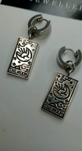Anting Tarot Moon Card Silver: Aksesoris Spiritual Unik