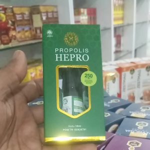 Propolis Hepro Original\\n\\n Apa itu Propolis?\\n\\nPropolis adalah bahan alami yang dihasilkan oleh lebah madu, yang mereka ambil dari tanaman-tanaman tertentu. Propolis biasanya ditemukan dalam bentuk cairan berwarna gelap dan memiliki aroma yang kuat. Lebah madu menggunakan propolis sebagai bahan bangunan dan penghalang penyakit dalam sarang mereka.\\n\\n Propolis dari Tanaman\\n\\nPropolis berasal dari resin, getah, dan daun-daun pohon yang dikumpulkan oleh lebah madu. Bahan-bahan ini kemudian dicampur dengan enzim dan bakteri yang ada dalam tubuh lebah madu, sehingga menghasilkan propolis yang kaya akan senyawa aktif.\\n\\n Manfaat Propolis untuk Kesehatan\\n\\nPropolis telah digunakan sejak lama sebagai bahan alami untuk meningkatkan kesehatan dan mencegah penyakit. Berikut adalah beberapa manfaat propolis untuk kesehatan:\\n\\n- Meningkatkan sistem kekebalan tubuh\\n- Mengurangi peradangan dan nyeri\\n- Mempercepat penyembuhan luka\\n- Mencegah infeksi bakteri dan virus\\n- Membantu mengurangi gejala penyakit kronis seperti diabetes dan hipertensi\\n\\n Bagaimana Cara Menggunakan Propolis Hepro Original?\\n\\nPropolis Hepro Original adalah produk propolis berkualitas tinggi yang dapat digunakan untuk meningkatkan kesehatan dan mencegah penyakit. Berikut adalah langkah-langkah penggunaan Propolis Hepro Original:\\n\\n1. Buka kemasan Propolis Hepro Original.\\n2. Ambil sekitar 1-2 tetes propolis dan campurkan dengan air atau jus.\\n3. Minum campuran tersebut setiap hari untuk mendapatkan manfaat optimal.\\n\\n Efek Samping Propolis Hepro Original\\n\\nMeskipun Propolis Hepro Original aman untuk kebanyakan orang, ada beberapa efek samping yang mungkin terjadi, seperti:\\n\\n- Reaksi alergi (seperti gatal-gatal atau ruam kulit)\\n- Nyeri perut atau mual\\n- Muntah\\n\\nJika Anda mengalami efek samping yang tidak biasa atau berkelanjutan, segera hentikan penggunaan Propolis Hepro Original dan konsultasikan dengan dokter Anda.\\n\\n Mengapa Harus Memilih Produk Propolis Asli?\\n\\nAda beberapa keuntungan menggunakan produk propolis asli, seperti Propolis Hepro Original, dibandingkan dengan produk propolis palsu. Berikut adalah beberapa keuntungan menggunakan produk propolis asli:\\n\\n- Kualitas yang lebih baik: Produk propolis asli dihasilkan dari bahan-bahan berkualitas tinggi dan melalui proses produksi yang ketat.\\n- Manfaat kesehatan yang lebih besar: Produk propolis asli mengandung senyawa aktif yang lebih banyak dan lebih efektif dalam meningkatkan kesehatan.\\n- Keamanan yang lebih tinggi: Produk propolis asli tidak mengandung bahan-bahan berbahaya yang dapat membahayakan kesehatan.\\n\\n Perbedaan Propolis Asli & Palsu\\n\\nBerikut adalah beberapa perbedaan antara produk propolis asli dan palsu:\\n\\n- Warna: Propolis asli biasanya berwarna gelap, sedangkan propolis palsu bisa berwarna lebih terang atau berbeda.\\n- Tekstur: Propolis asli biasanya lebih kental dan lengket, sedangkan propolis palsu bisa lebih cair atau berbeda.\\n- Bau: Propolis asli memiliki aroma yang kuat dan khas, sedangkan propolis palsu bisa memiliki aroma yang berbeda atau tidak ada.\\n\\nJadi, pastikan untuk memilih produk propolis asli seperti Propolis Hepro Original untuk mendapatkan manfaat kesehatan yang maksimal dan aman.\n}