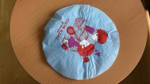 หมวกพลาสติกคลุมผมสำหรับใส่อาบน้ำ ไซส์จัมโบ้ (XL) เส้นผ่านศูนย์กลาง 13 นิ้ว พิมพ์ลายการ์ตูน คละลาย คละสี จำนวน 4 ใบ งานผลิตในไทย