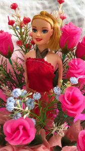 ช่อดอกไม้รับปริญญา บัณฑิตน้อย ตกแต่งด้วยดอกกุหลาบและตุ๊กตาน่ารัก