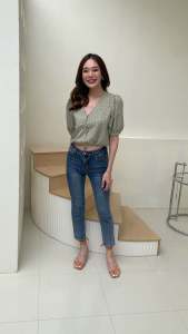 น้อง Jane top เสื้อแขนพองนิดๆ มาพร้อมกับเอวจั้มสุด cute จะแมชกับรองเท้าผ้าใบ รอบเท้าส้นสูง ใส่ได้กับทุกลุคเลยน้า