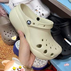 รองเท้าcrocsส้นสูง นิ่มเบาใส่สบายของผู้หญิงรุ่นใหม่ล่าสุด