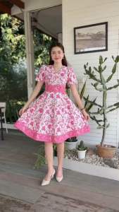 ชุดเดรสผ้าปาเต๊ะ คอวีแต่งกระดูม กระโปรงทรงย้อนหลาย 8 ชิ้น อัดกาวเดิมที่ชูด เดรส เดรสลายดอกไม้ ผ้าปาเต๊ะ