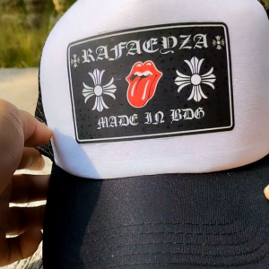 TOPI HITAM PUTIH SABLON MOTIF LIDAH MERAH