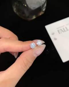 ต่างหูเพชรโมอีส—รุ่น Elegant ฝังสี่หนามเตย ขนาด30ตังค์-2กะรัต เงิน92.5% ชุบทองคำขาว พร้อมใบเซอร์