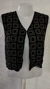Q401: เสื้อกั๊กปักมุกสีดำลายตารางสี่เหลี่ยม เนื้อผ้าไหม Size M (อก 34-36")